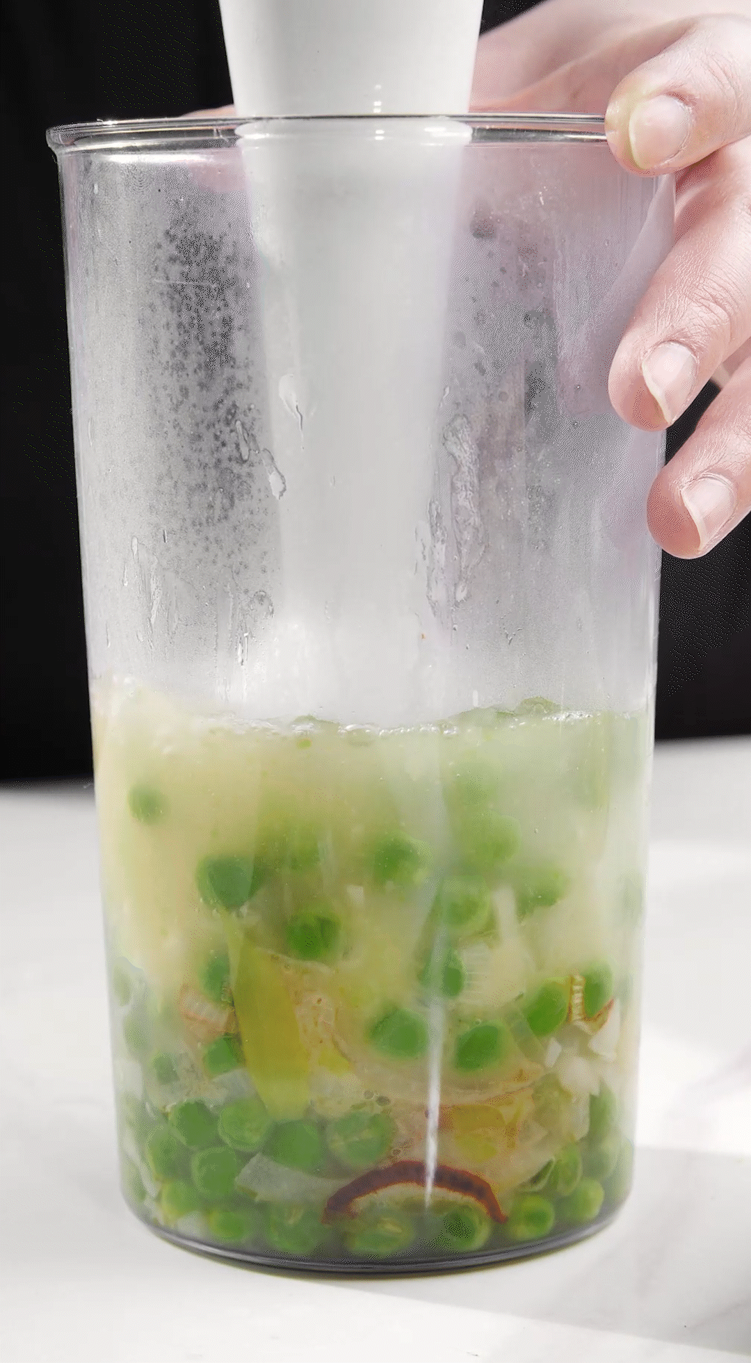 炒好的蔬菜+高湯或熱水，倒入破壁機(jī)攪打細(xì)膩絲滑即可。