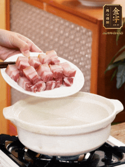 鍋內(nèi)倒油，下咸肉微微煸炒，再放排骨炒一下