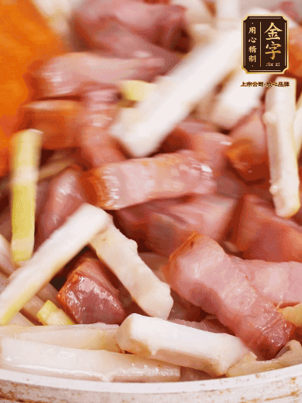 少許油煸香咸肉，下春筍翻炒均勻