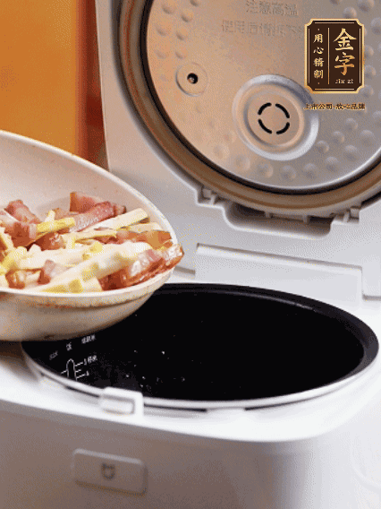 和洗凈的大米一起倒入電飯煲，攪拌均勻。水剛好沒過大米