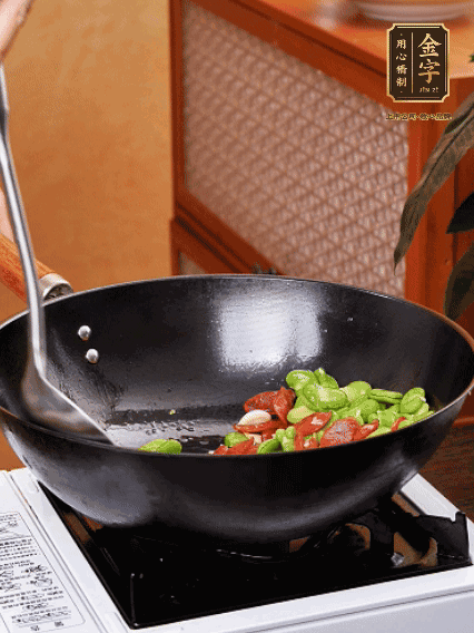 再放入蠶豆翻炒，加一點點醬油調(diào)味