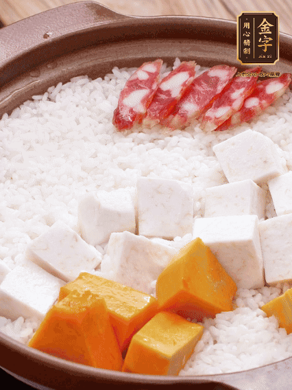 砂鍋涂油，放入泡好的大米。鋪上芋頭、南瓜，倒入開水剛好沒過，中火煮到水收干