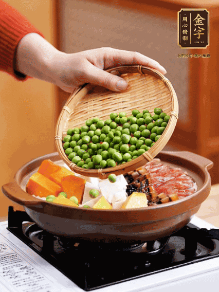 再鋪上臘腸、醬油肉、豌豆，小火煲6分鐘