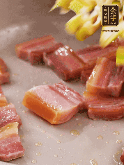 再放春筍翻炒一下，倒入砂鍋中，加適量的熱水，大火燜煮6分鐘