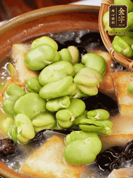 最后可以放豆瓣、木耳煮熟，依照個(gè)人口味加點(diǎn)鹽調(diào)味