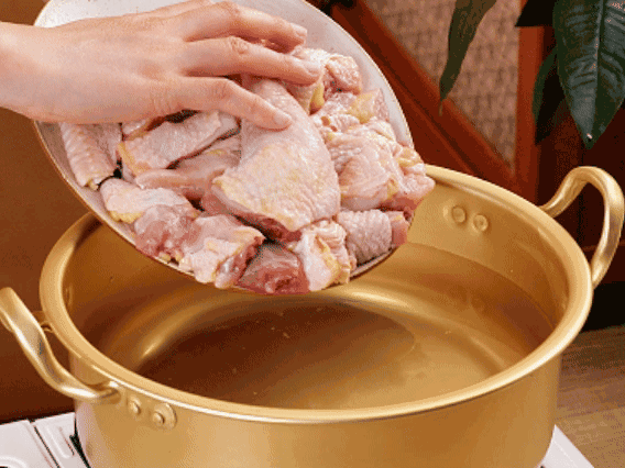 雞肉冷水下鍋，加蔥姜焯水