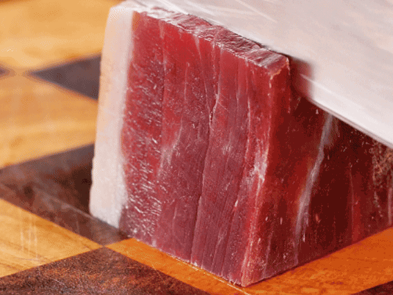 金字火腿去皮切片，溫水浸泡5分鐘