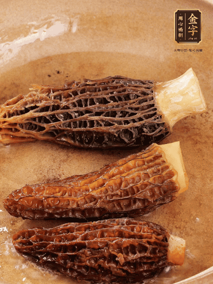 少許油，新鮮羊肚菌煎香