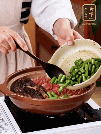 鋪上金字香腸、羊肚菌、蘆筍，蓋蓋子燜7分鐘