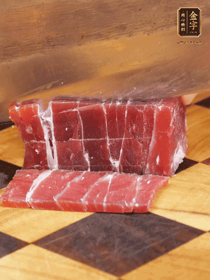 金字飄香火腿塊切片，溫水浸泡5分鐘