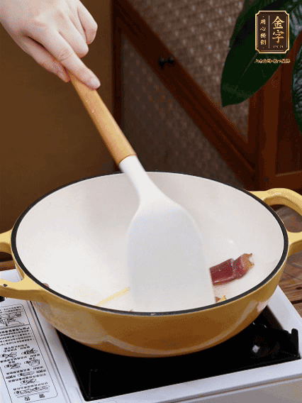 油熱，姜絲、火腿微微煸出香味