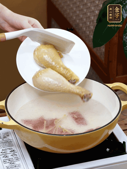 倒清水，放雞腿，大火煮開轉(zhuǎn)中小火煮20分鐘