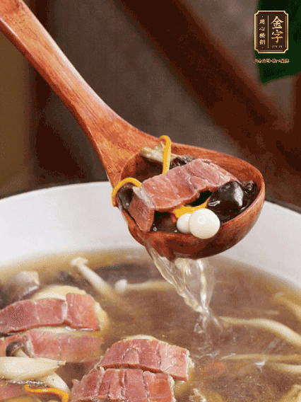 加羊肚菌、雞縱菌、蟲草花、海鮮菇、白玉菇再煮20分鐘