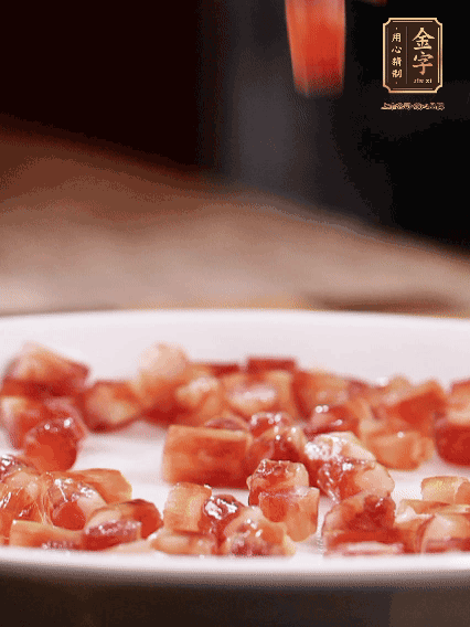 金字迷你小香腸切小段，煎出肉香