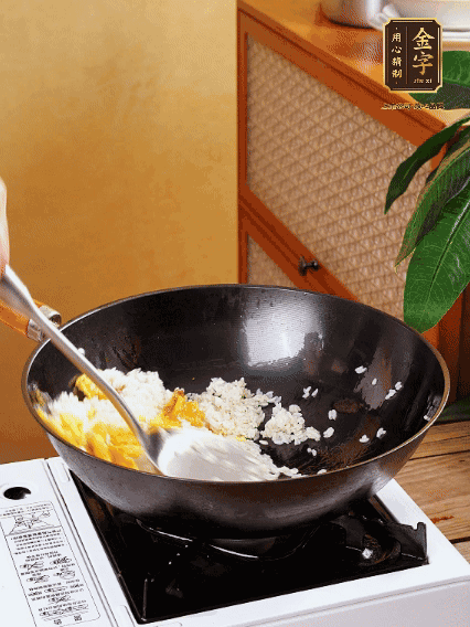 3個(gè)雞蛋攪成蛋液，下鍋煎至5成熟