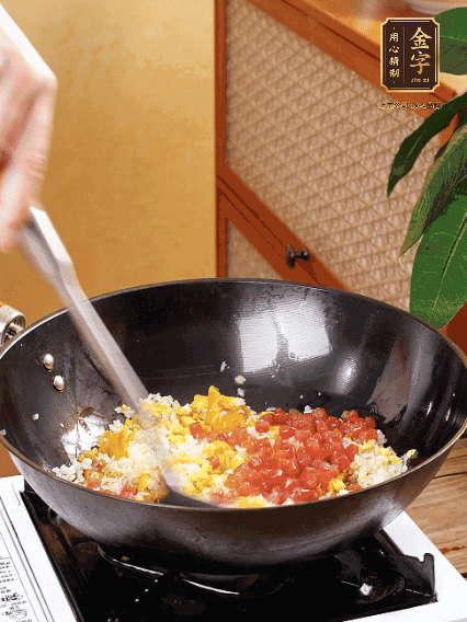 放隔夜飯攪散，加香腸，1勺生抽、半勺鹽調(diào)味。最后撒蔥花