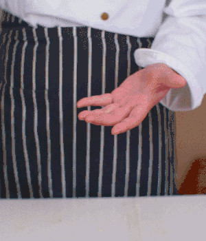 小蔥切碎，淡火腿切碎。