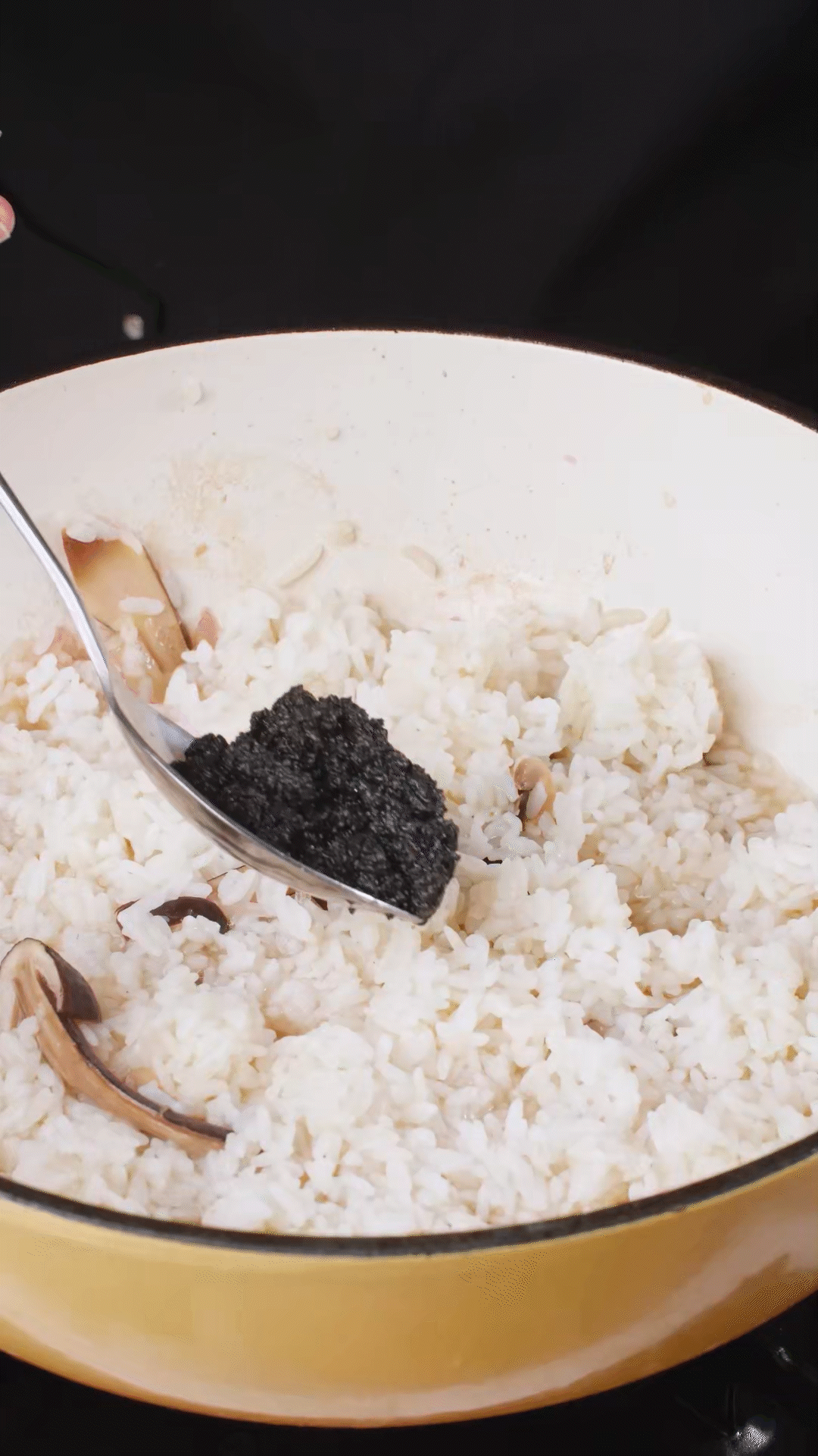 底油放入洋蔥爆香后加入黑皮雞樅菇、口蘑，用白葡萄酒增鮮
