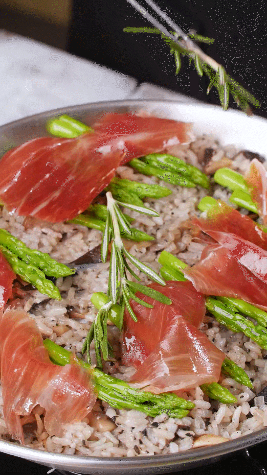 放上巴瑪火腿和蘆筍、點(diǎn)綴迷迭香、三色堇