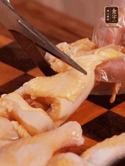 土雞處理干凈，切成大塊，加蔥姜、花雕酒、鹽腌制10分鐘