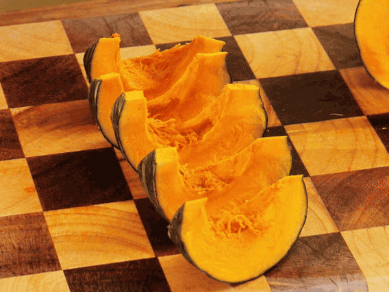 貝貝南瓜去瓤切小塊；干香菇熱水泡發(fā)，切條