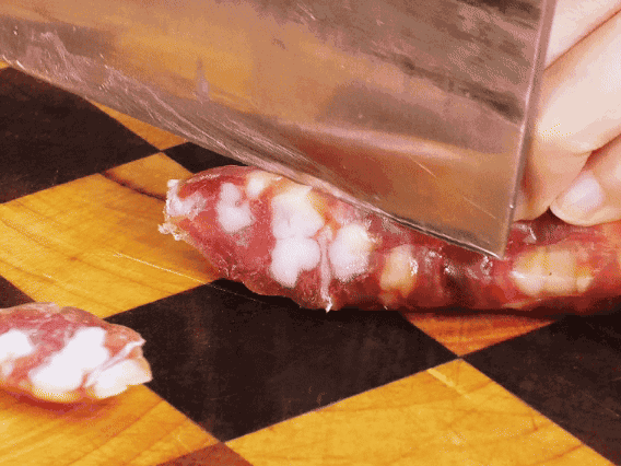 香腸少油煸出香味，下南瓜、板栗、香菇翻炒。2勺生抽、1勺老抽、1勺蠔油、1勺鹽、半勺糖調(diào)味