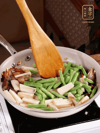 加少許生抽、蠔油、料酒、雞精調(diào)味，少許清水燜2分鐘，炒至豆角皺皮即可