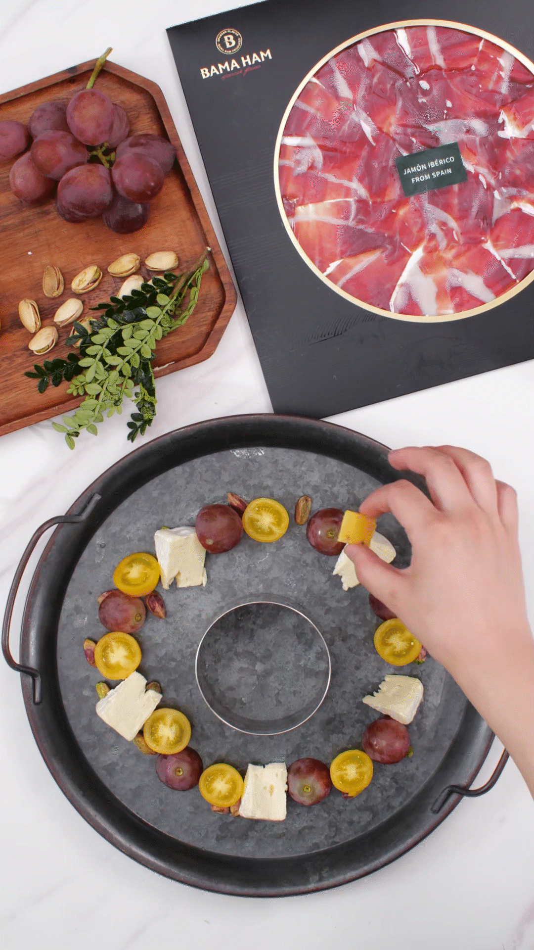 準(zhǔn)備一個大盤子，中間放上模具（或是一個空碗）預(yù)留空位，沿著磨具把食材擺盤成花環(huán)裝