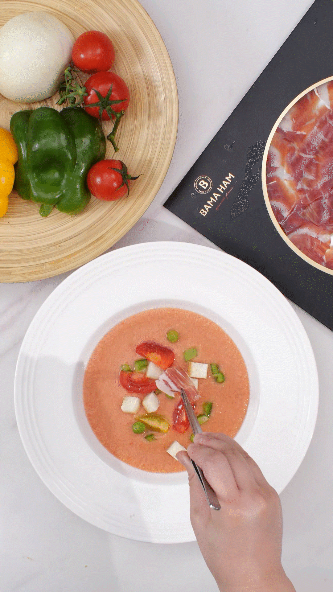 擺盤時(shí)，加入青豆，面包丁，黃瓜丁，烤面包丁，番茄丁