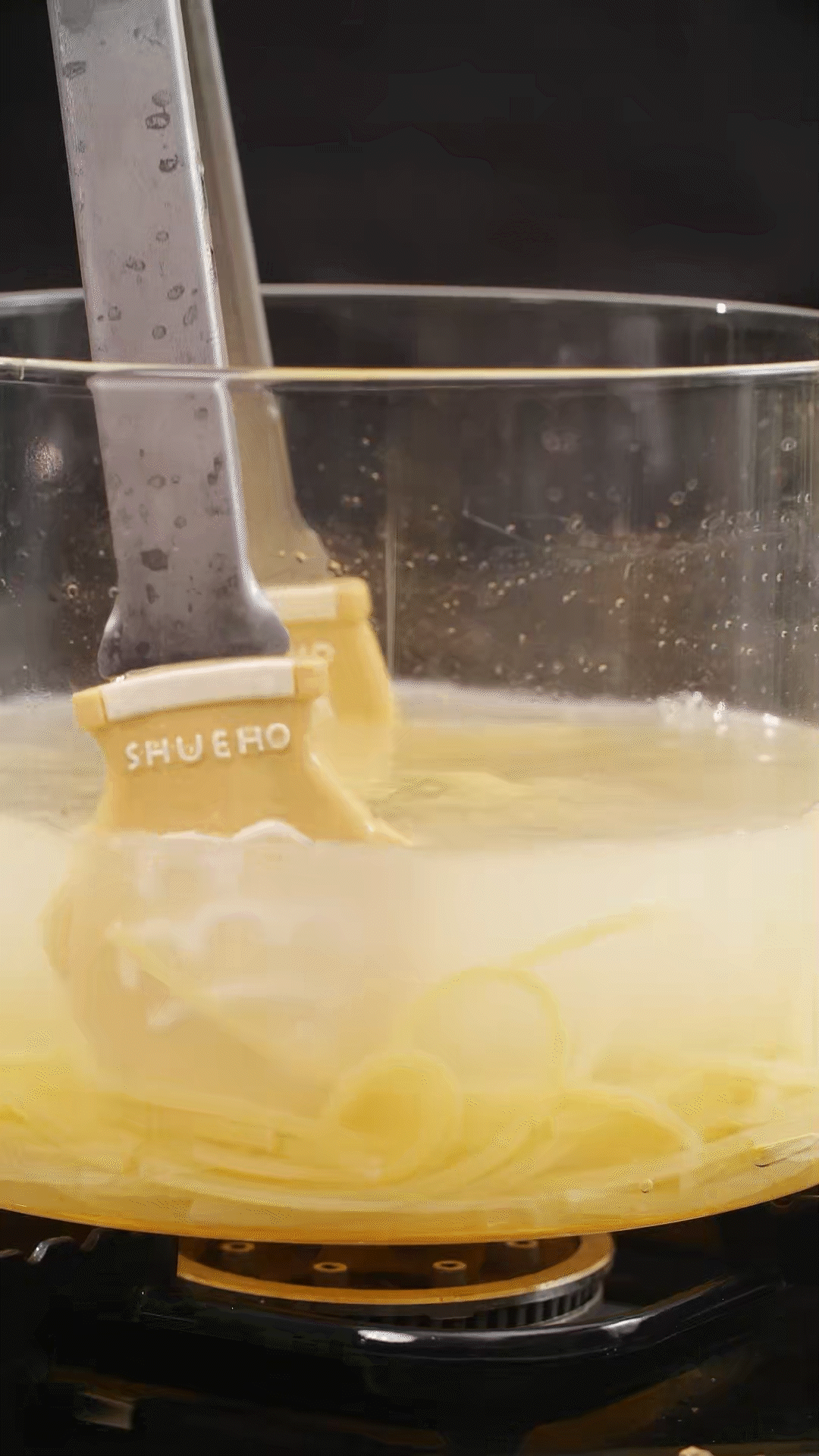 將意面煮熟，到自己喜歡的熟度。撈出過冷水，瀝干
