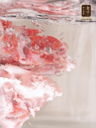 豬骨冷水下鍋，加蔥姜、料酒焯水4分鐘。