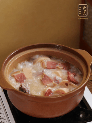 豬油潤鍋，豬骨、姜片煸出油脂香，再依次下開水、蓮藕、火腿，大火燒開