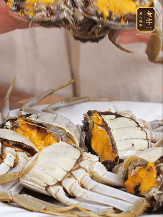 大閘蟹處理干凈，一切兩半。